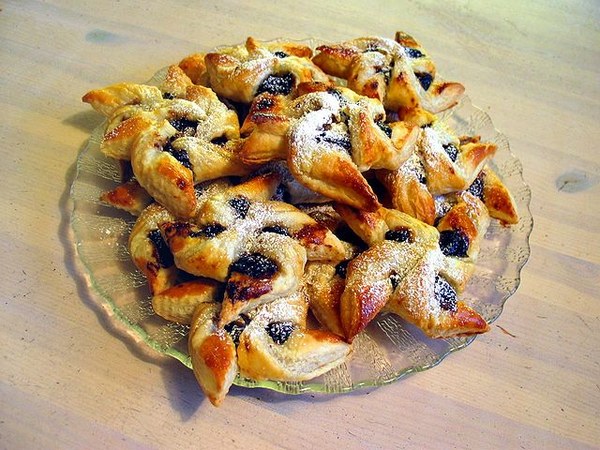Joulutorttus with prune jam filling
