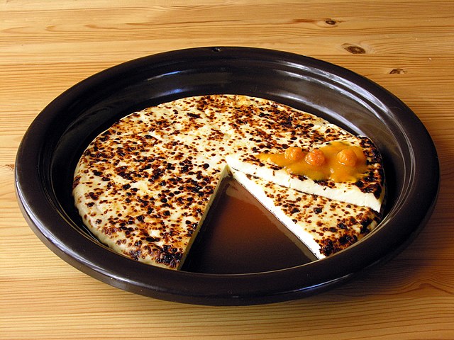 640px-Leipäjuusto_cheese_with_cloudberry_jam.jpg